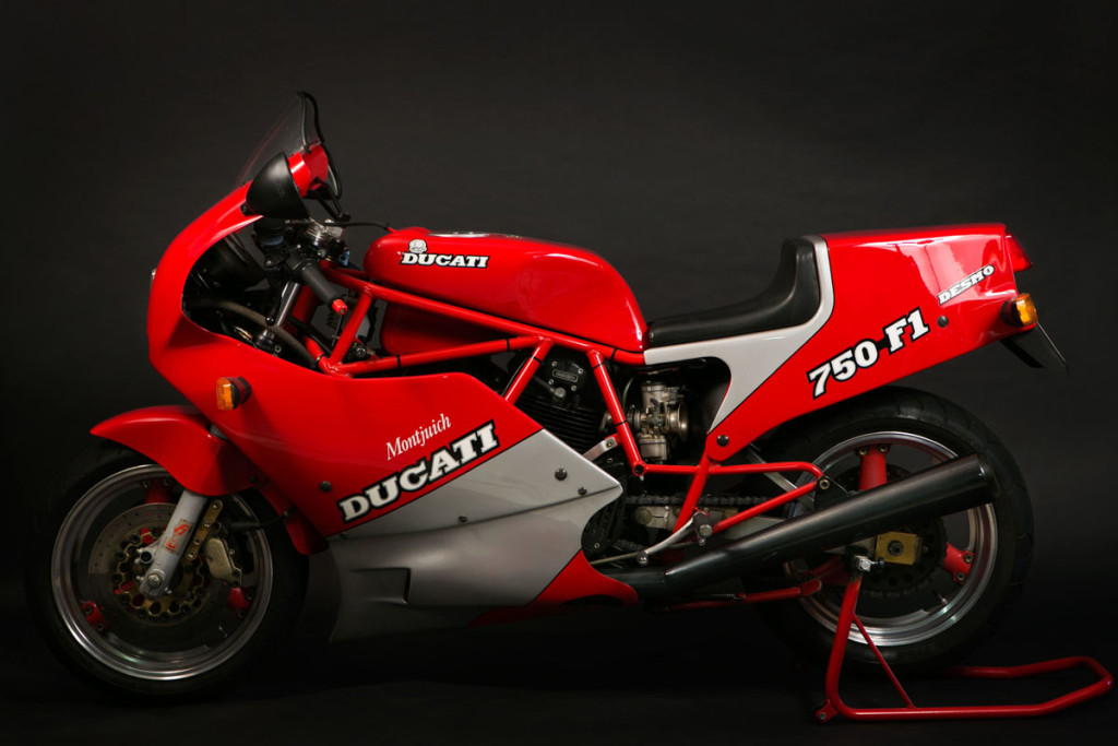 Ducati 750  Montjuich, questa moto è del 1986, è un conservato molto bello, anche questa è una tiratura limitata fatta in 200 esemplari , in edizione della Vittoria di Lucchinelli.